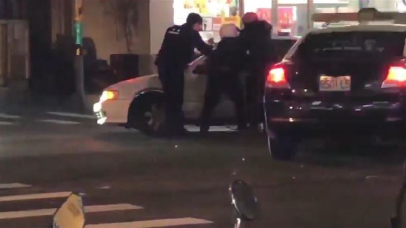 警方攔查贓車，連轟多槍壓制逮捕嫌犯。（圖／翻攝Threads＠rt007173）