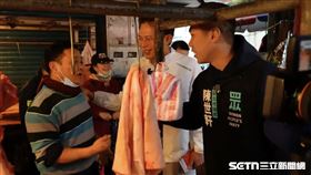 黃國昌掃街被攤商問到語塞尬笑。