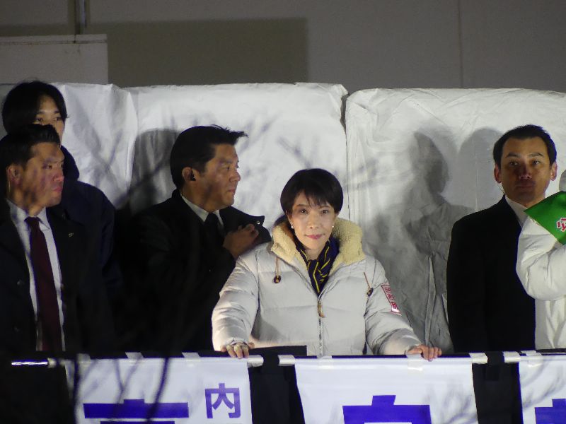 日本眾議院大選，朝野各黨魁奔走12天拜票，相當於「繞地球1.8圈」。圖為高市早苗（中）替候選人若宮健嗣站台催票。（圖／中央社）