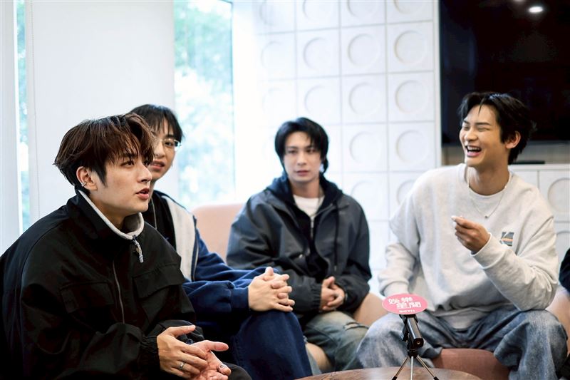 李承隆（左1）與MAX（左3）分享錄音時遇到的困境。（圖／記者鄭孟晃攝影）