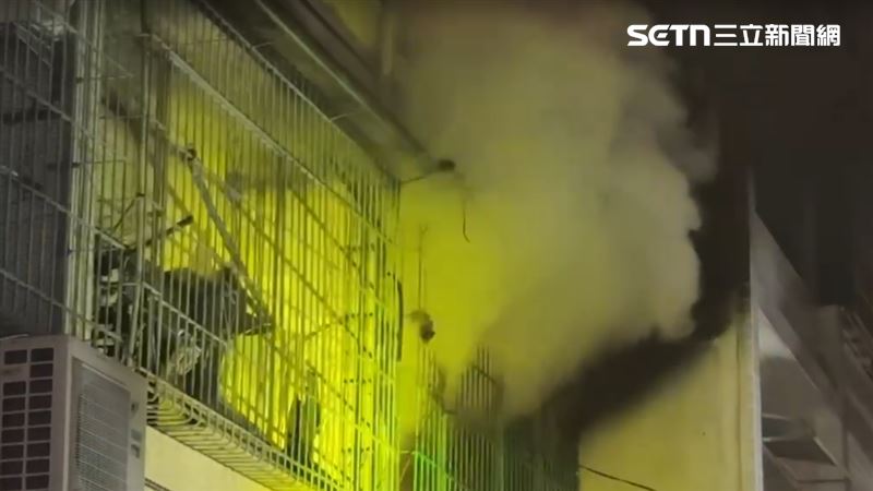警消獲報，出動23車61人前往搶救，到場時，2樓烈焰狂燒，竄出濃煙。（圖／翻攝畫面）