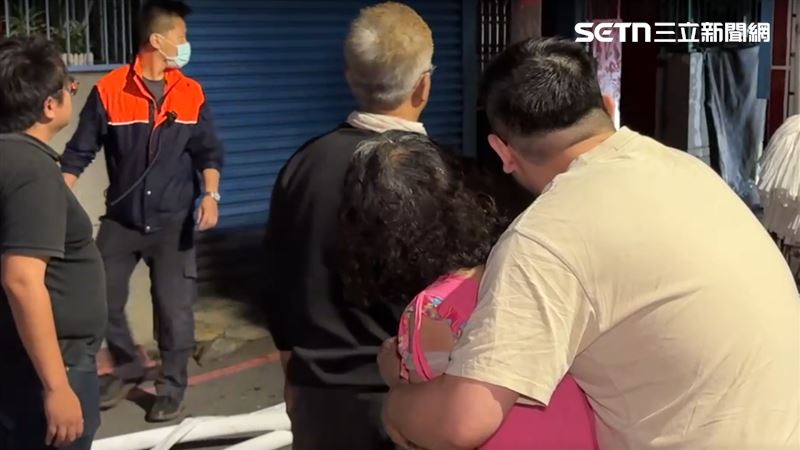 火災當下，有4人逃出；消防搜救過程中，有住戶向消防表示，屋內仍有人受困。（圖／翻攝畫面）