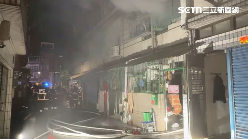 高雄市鳳山區保泰路一處3層樓透天厝，今天（8日）凌晨驚傳死亡火警。（圖／翻攝畫面）