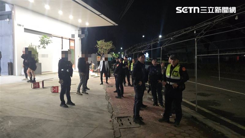 高雄市大寮區昨天深夜（7日）驚傳暴力擄人案，某公司辦尾牙，負責人被押走。（圖／翻攝畫面）