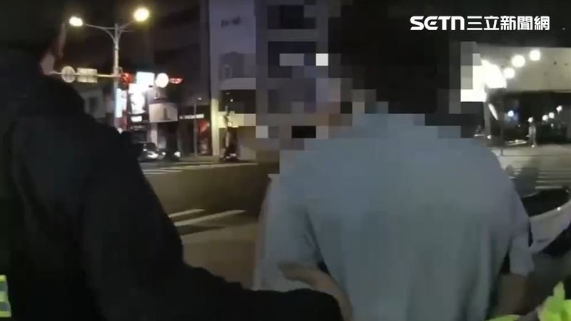 30歲的宋男搭乘北捷，無故攜帶2把水果刀，引起關注，被警方依社會秩序維護法送辦。（圖／翻攝畫面）