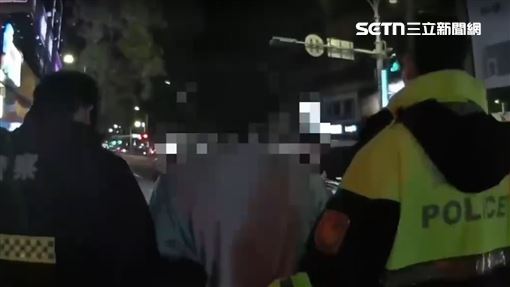 搭北捷他胸前、左腿各插一把刀！乘客嚇壞