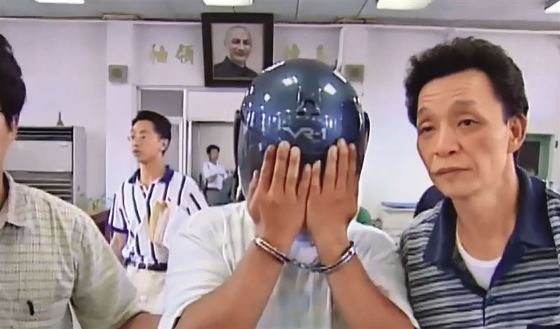 張玉庭（中）因購車糾紛殘忍燒死女業務員，遭判死刑、槍決伏法。（翻攝東森新聞）