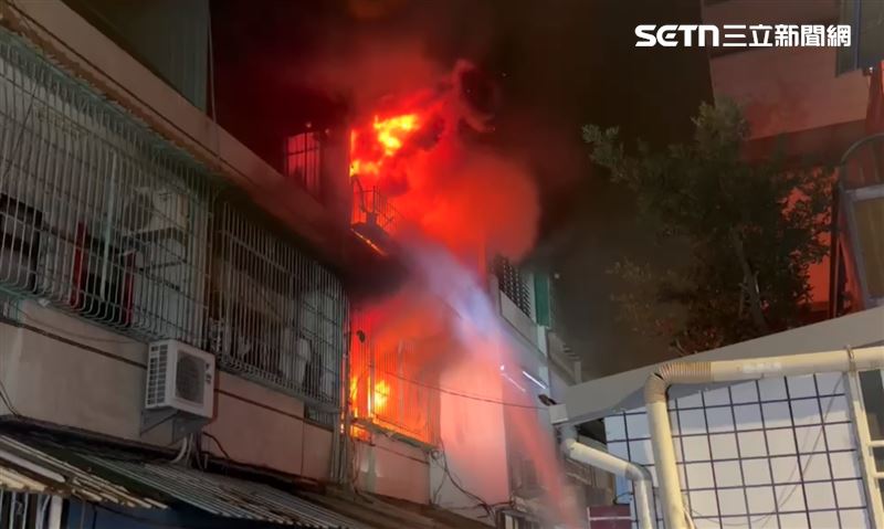 大火伴隨濃煙，將一棟3層樓的民宅包覆，近乎難以辨識。（圖／翻攝畫面）