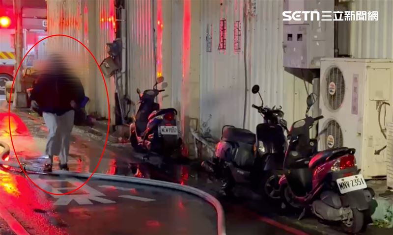 媳婦聽聞噩耗從巷子口一路狂奔嘶吼，眼神無助、失焦，警方怕她衝進火場連忙攔阻。（圖／翻攝畫面）