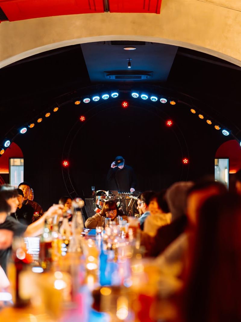 張惠妹和男友Sam共同經營的餐酒館希拉海，在台東開始營運。（圖／翻攝自XXILAHI希拉海 IG)