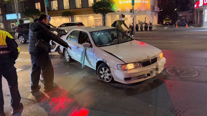 贓車遭警開槍擊破窗後的情形。（圖／翻攝畫面）