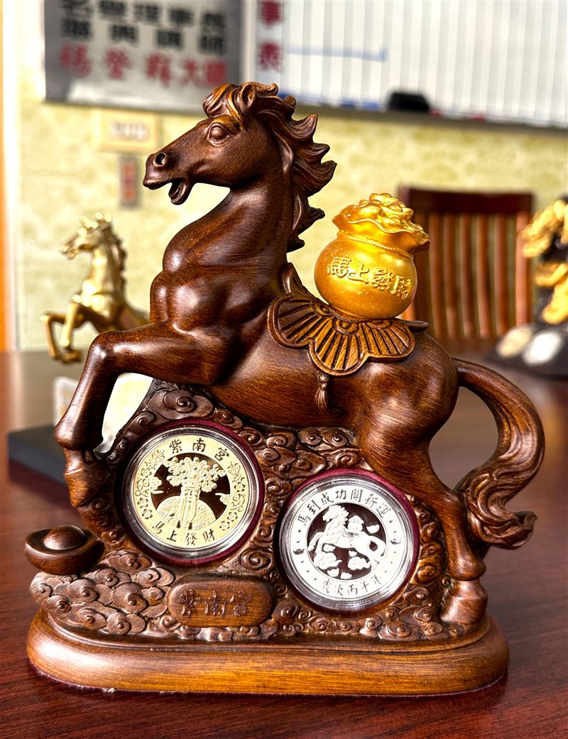 2026年為火馬年，楊登嵙建議擺放馬與貔貅，助招財與事業運。（圖／楊登嵙提供）