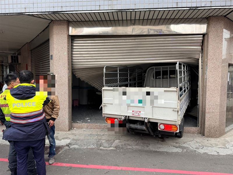 小貨車直行撞入樂群街上的民宅。（圖／翻攝畫面）