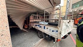 台中,小貨車,酒駕,暴衝,撞入民宅,鐵捲門,毀損（圖／翻攝畫面）