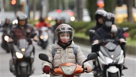 寒流來襲　北北基等12縣市防10度以下低溫（2）氣象署7日針對北北基等12縣市發布低溫特報，明天至9日清晨寒流影響，7日下午至隔晚，中部以北、花蓮縣、金門縣、連江縣，防持續攝氏10度左右或以下氣溫，午後台北市街頭機車騎士已能明顯感受寒意逼人。中央社記者王飛華攝　115年2月7日
