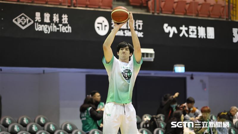 PLG例行賽，洋基工程外籍生馬克斯賽後留在球場練投。（圖／記者劉彥池攝影）