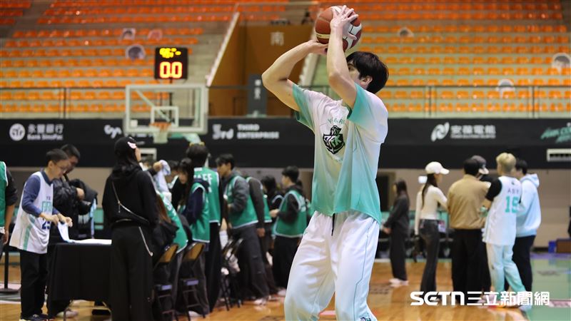 PLG例行賽，洋基工程外籍生馬克斯賽後留在球場練投。（圖／記者劉彥池攝影）