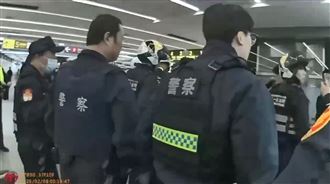 為切水果！雙刀男搭末班捷運遭逮畫面曝