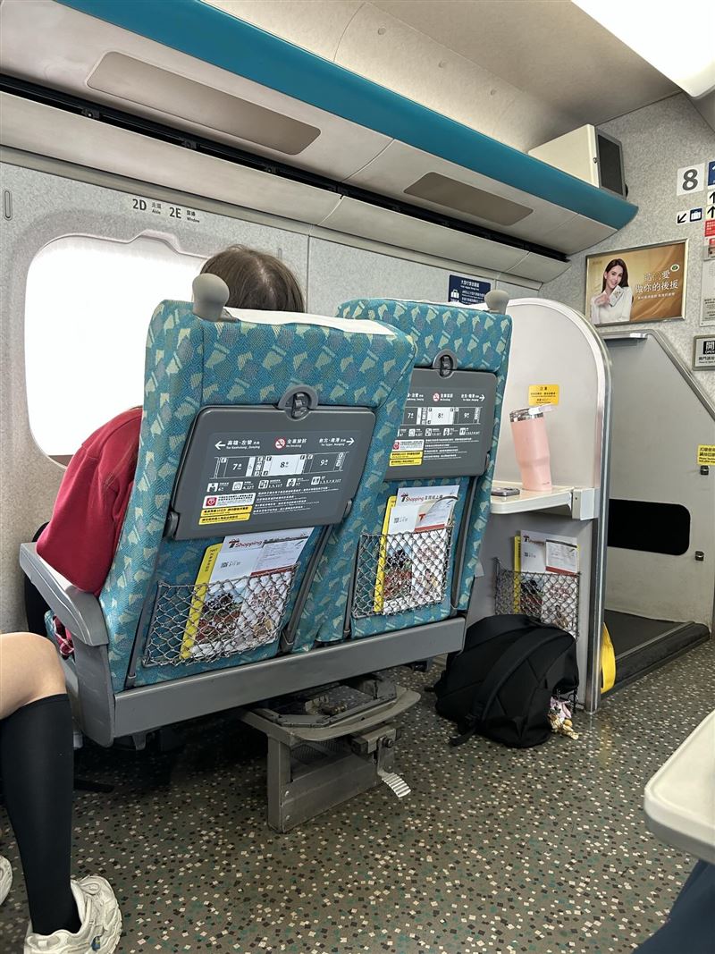 有乘客將座椅轉向90度。（圖／翻攝自Threads@89896666ww）