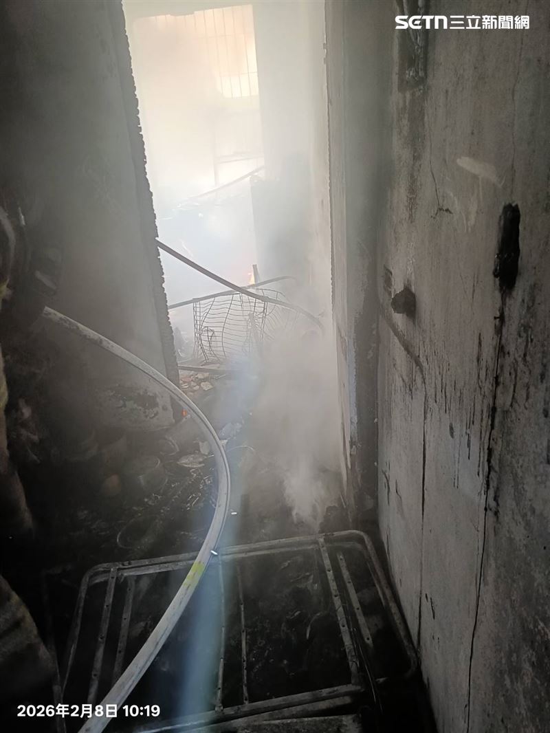 台南空調公司火警！屋主崩潰指出有2人困3、4樓，70歲男「半身燙皮」緊急送醫。（圖／翻攝畫面）