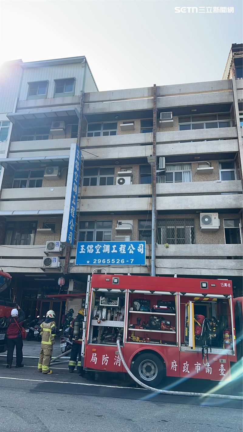 台南空調公司火警！屋主崩潰指出有2人困3、4樓，70歲男「半身燙皮」緊急送醫。（圖／翻攝畫面）