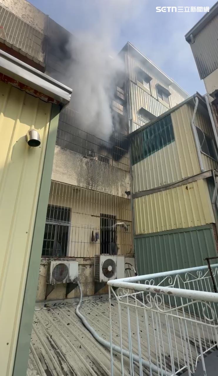 台南空調公司火警！屋主崩潰指出有2人困3、4樓，70歲男「半身燙皮」緊急送醫。（圖／翻攝畫面）