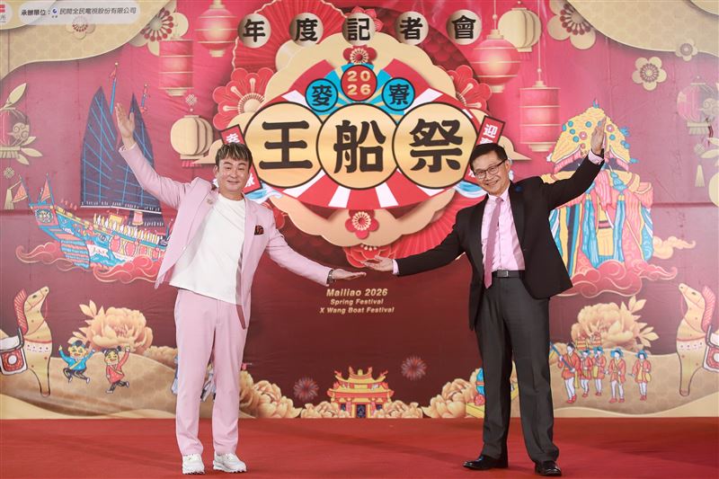 洪毛（左）、羅瑞誠（右）將搭檔主持「迎春啟航・幸福麥寮」春節系列活動。（圖／民視提供）