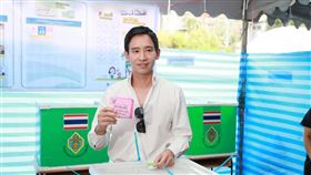 皮塔於8日一大早即前往投票所投票，以便即刻搭飛機來台宣傳新書《未竟之路》。（圖／翻攝自X平台 @DeusXMachina14）