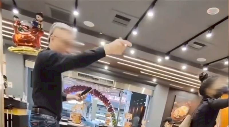 黑衣男不滿店員不提供4人座位，在牛排店發生爭執。（圖／翻攝社會事新聞影音）