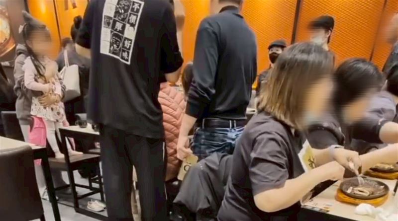 男子對著鄰桌跳出來幫忙女店員的客人相當不滿，連著一起咆哮，還說要叫警察。（圖／翻攝社會事新聞影音）