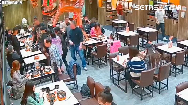男子氣得找店員理論，走經過時還用手肘將她推倒。（圖／翻攝畫面）