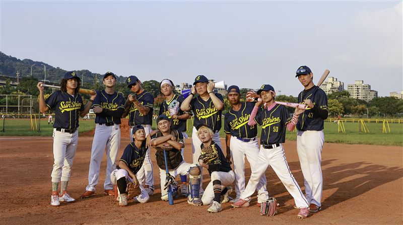 閃帥棒球隊眾演員合影，左起KAKU、李竸、蘇麒麟、左下ㄧ逸祥、左上阿BEN、左下二馬國弼、右四上白雲、右下一周自從、右三烏的、右二阿翔、右一阿新師。（圖／大吉祥整合行銷 提供）