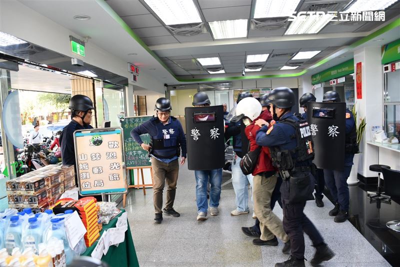 透過辦理防搶演練，不僅可強化金融機構從業人員警覺心與自我保護能力，也能提升警方於重大節日期間之快速反應。(圖/翻攝畫面)