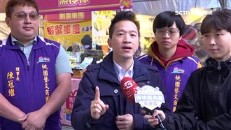 何志偉掃年貨大街　商家民眾熱情互動拍照
