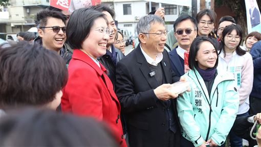 新竹縣長初選激烈！徐欣瑩掃街巧遇柯文哲