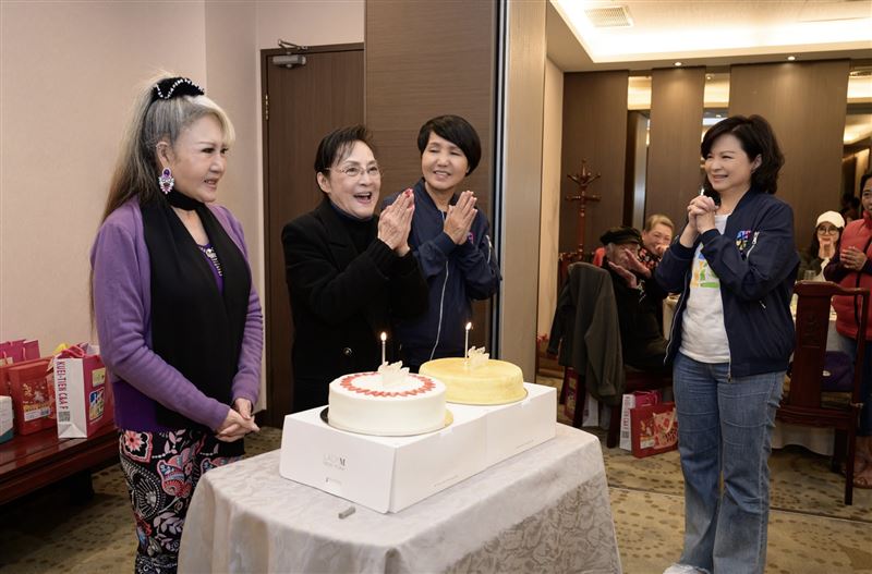 楊貴媚（右一）資深藝人（左起）石中玉、憶如、桂田文化藝術基金會董事崔長華慶生。（圖／桂田文化藝術基金會提供）
