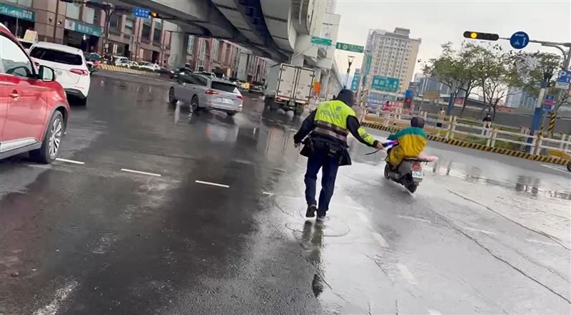 警方疏導交通。（圖／翻攝畫面）