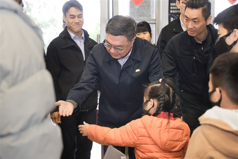 行政院長卓榮泰今（8）日前往「財團法人宜蘭縣私立佛教幸夫社會福利慈善事業基金會附設幸夫愛兒園」關懷院童生活。（圖／行政院提供）