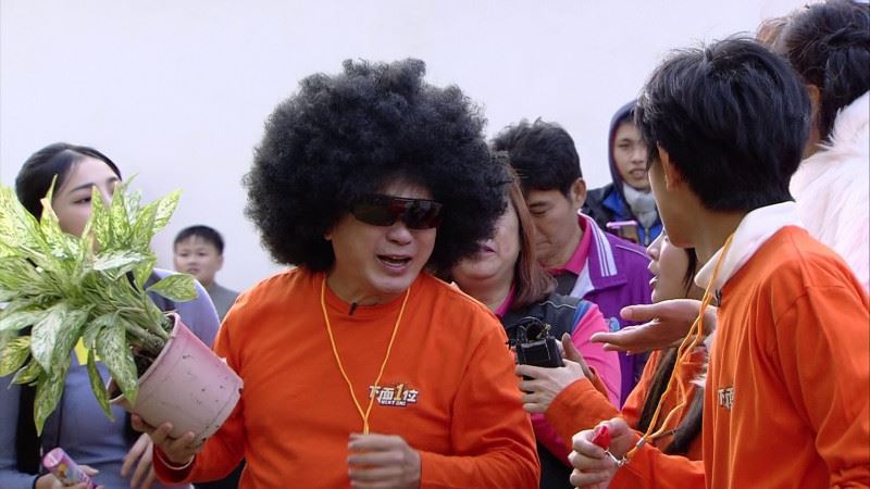 胡瓜戴上爆炸頭假髮。（圖／民視提供）