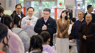 歲末送暖！卓榮泰訪幸夫愛兒園關懷院童