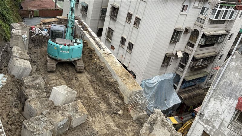 新店錦秀、碧瑤社區擋土牆去年10月因大雨坍塌，撤離136人，經搶修4個月後，目前7戶18人已返家。（圖／新北市工務局提供）