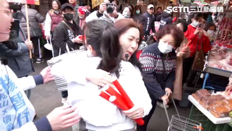 楊智伃宣布投入國民黨松信議員初選，在吳興市場掃街遇徐巧芯，徐給她一個擁抱。（圖／翻攝畫面）