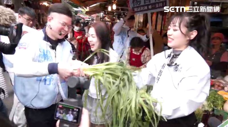 徐巧芯買蒜送楊智伃預祝當選。（圖／翻攝畫面）