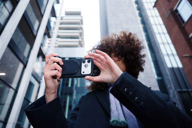 徠卡LUX手機殼可快速吸附LUX手柄，提高拍攝穩定度。（圖／品牌業者提供）