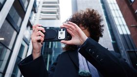 徠卡LUX手機殼可快速吸附LUX手柄，提高拍攝穩定度。（圖／品牌業者提供）