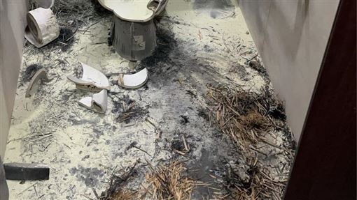 畫面曝！台中伯奔北捷「引燃稻草」燒男廁