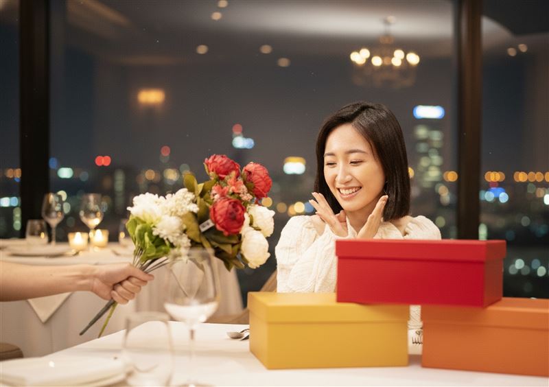 情人節提前於除夕前登場，Yahoo購物現送禮商機，3C、美妝與精品表現亮眼，iPhone 17全系列業績年增近5成。（圖／品牌業者提供）