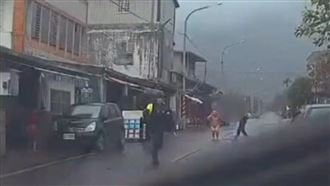 花蓮醉男揮鐮刀斧頭！全裸挑釁警下場慘了