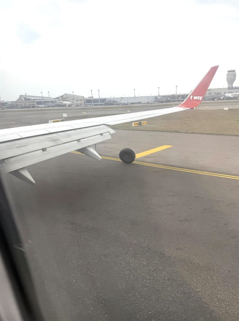德威航空TW687降落時右側主輪脫落。（圖／網友@edward_cyy_授權提供）