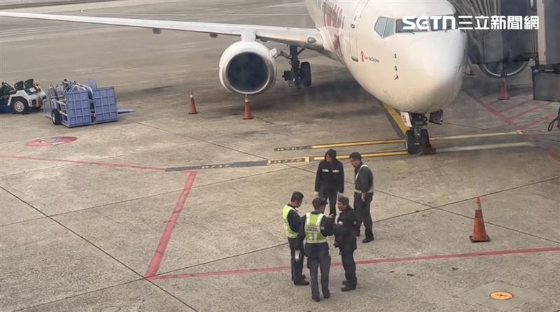 德威航空一架班機今（8）日稍早降落桃園機場時，有輪胎脫落，桃園機場全面檢查。（圖／翻攝畫面）